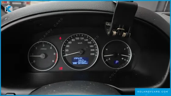 HYUNDAI STAREX VAN 5-SEATER
