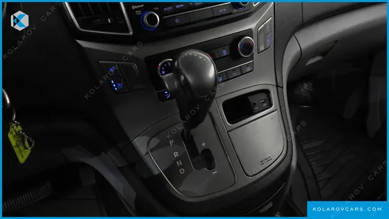 HYUNDAI STAREX VAN 5-SEATER