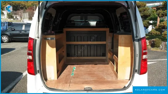 HYUNDAI STAREX 5-SEATER VAN