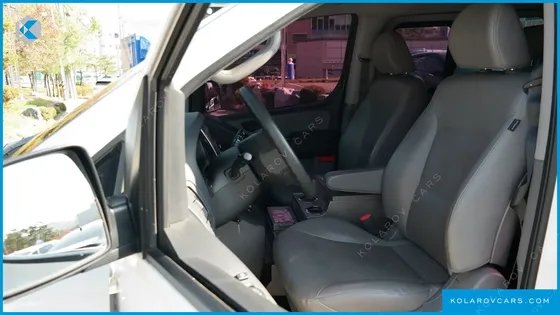 HYUNDAI STAREX 5-SEATER VAN