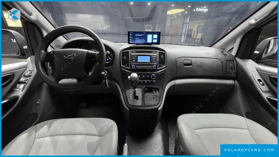 HYUNDAI STAREX VAN 5-SEATER