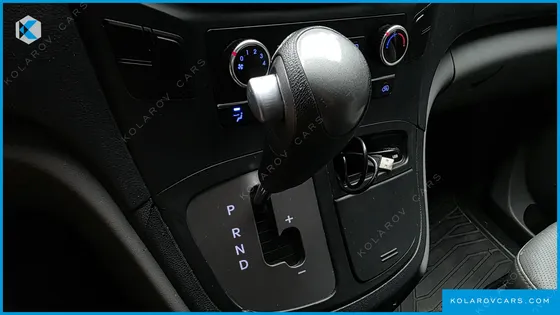 HYUNDAI STAREX VAN 5-SEATER