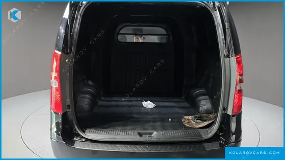 HYUNDAI STAREX VAN 5-SEATER
