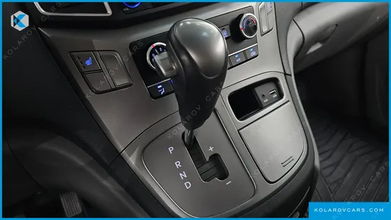 HYUNDAI STAREX VAN 3-SEATER