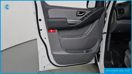 HYUNDAI STAREX VAN 3-SEATER