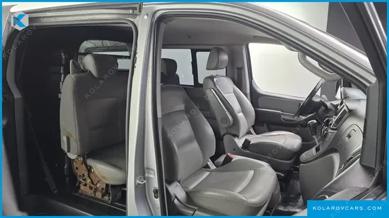 HYUNDAI STAREX 5-SEATER VAN