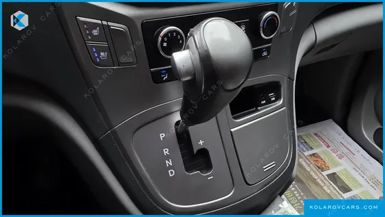 HYUNDAI STAREX VAN 5-SEATER