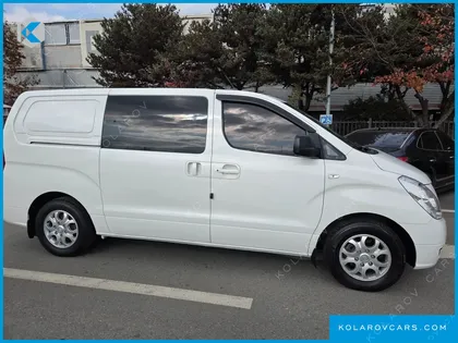 HYUNDAI STAREX 5-SEATER VAN