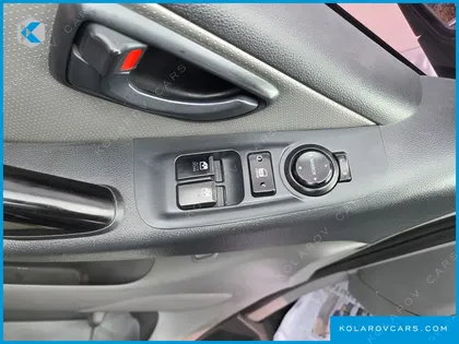 HYUNDAI STAREX 5-SEATER VAN