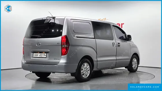 HYUNDAI STAREX 5-SEATER VAN