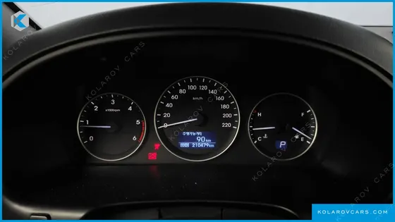 HYUNDAI STAREX 5-SEATER VAN