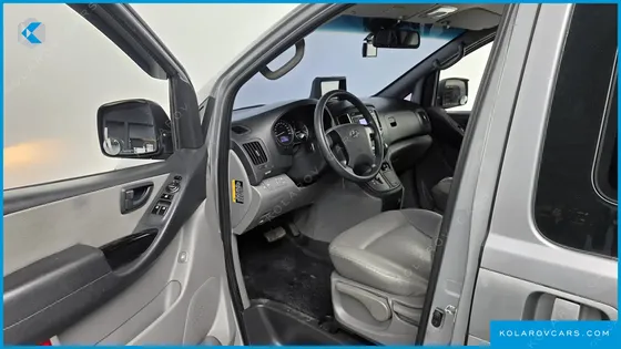 HYUNDAI STAREX 5-SEATER VAN