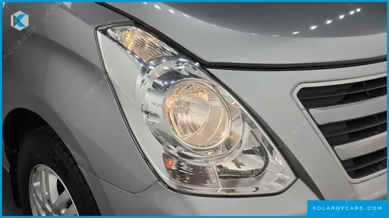 HYUNDAI STAREX 5-SEATER VAN