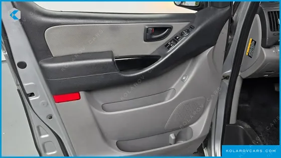 HYUNDAI STAREX 5-SEATER VAN