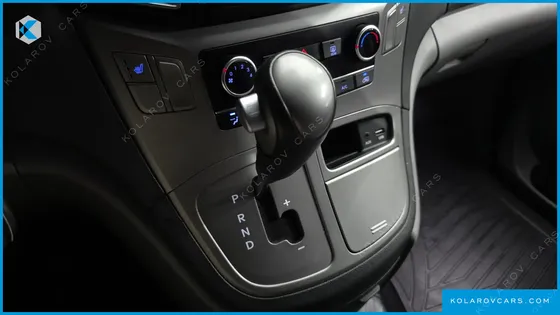 HYUNDAI STAREX VAN 3-SEATER