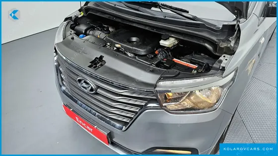 HYUNDAI STAREX VAN 5-SEATER