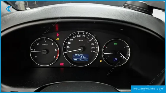 HYUNDAI STAREX VAN 5-SEATER