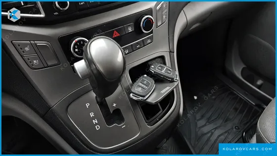 HYUNDAI STAREX VAN 5-SEATER