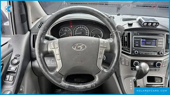 HYUNDAI STAREX VAN 5-SEATER