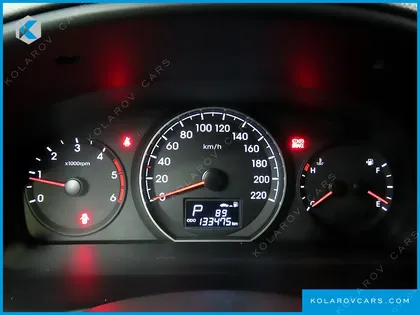 HYUNDAI STAREX 5-SEATER VAN