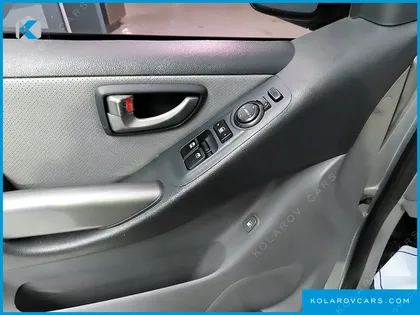 HYUNDAI STAREX 5-SEATER VAN
