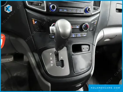 HYUNDAI STAREX 5-SEATER VAN