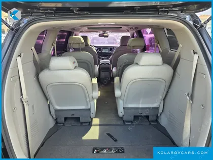 KIA CARNIVAL 9-SEATER PRESTIGE