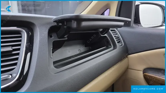 KIA CARNIVAL 11-SEATER HI-LIMOUSINE