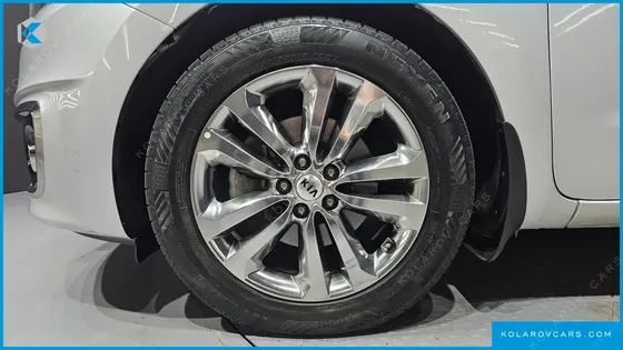 KIA CARNIVAL 9-SEATER PRESTIGE
