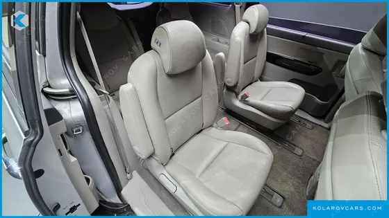 KIA CARNIVAL 9-SEATER PRESTIGE