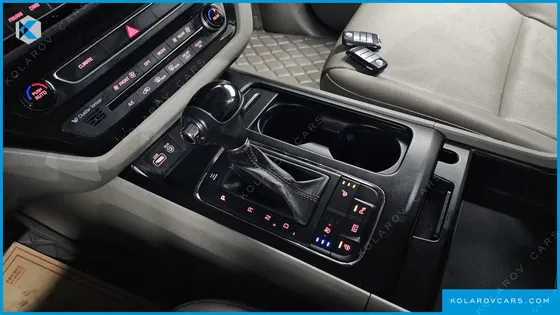 KIA CARNIVAL 9-SEATER LUXURY