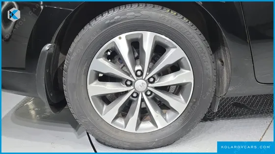 KIA CARNIVAL 9-SEATER LUXURY