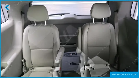 KIA CARNIVAL 9-SEATER LUXURY