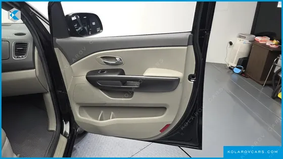 KIA CARNIVAL 9-SEATER LUXURY