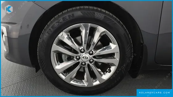 KIA CARNIVAL 9-SEATER NOBLESSE