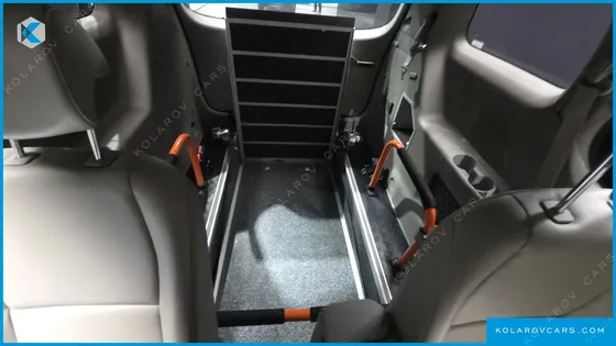 KIA CARNIVAL 6-SEATER WHEELCHAIR LIFT