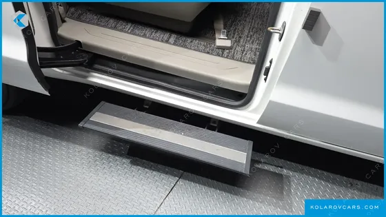 KIA CARNIVAL 6-SEATER WHEELCHAIR LIFT