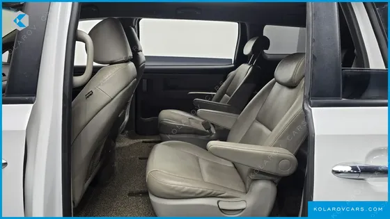 KIA CARNIVAL 9-SEATER LUXURY