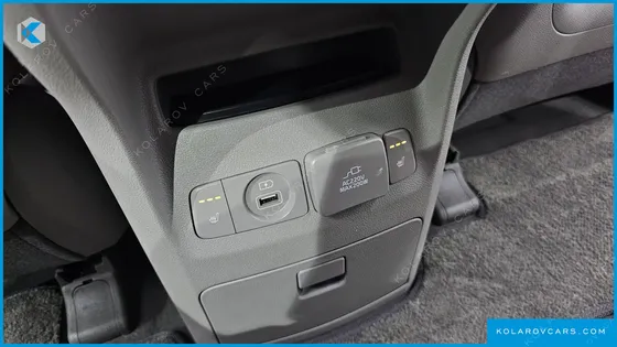 KIA CARNIVAL 9-SEATER NOBLESSE