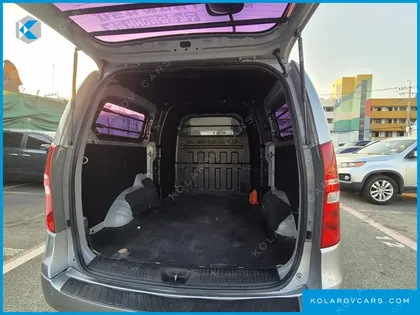 HYUNDAI STAREX 5-SEATER VAN