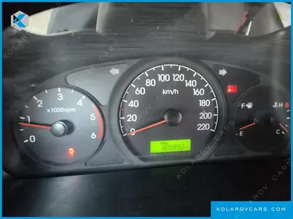 HYUNDAI STAREX 5-SEATER VAN
