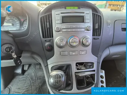 HYUNDAI STAREX 5-SEATER VAN