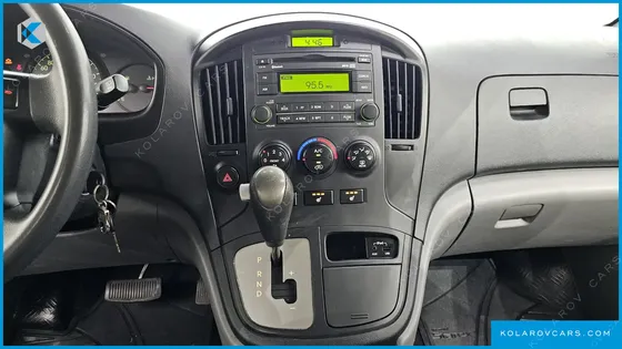HYUNDAI STAREX 5-SEATER VAN