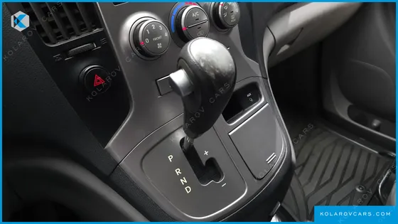 HYUNDAI STAREX 5-SEATER VAN