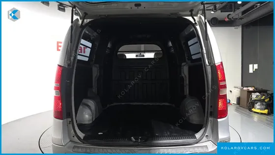 HYUNDAI STAREX 5-SEATER VAN