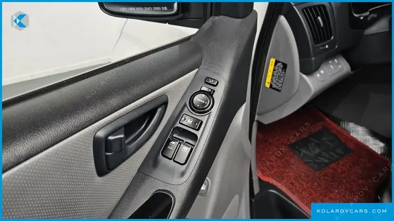 HYUNDAI STAREX 5-SEATER VAN