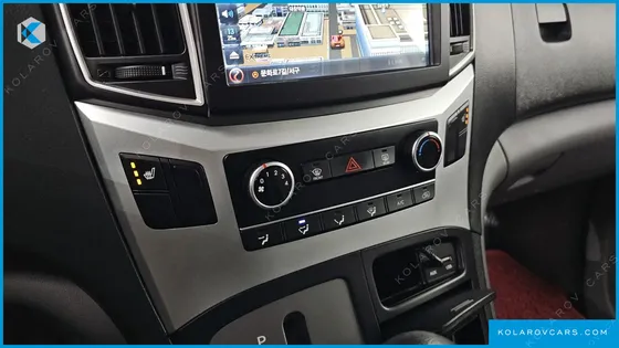 HYUNDAI STAREX 5-SEATER VAN