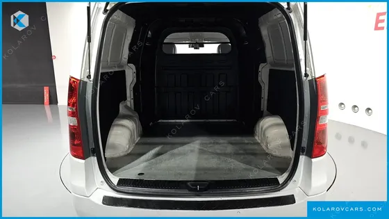 HYUNDAI STAREX 5-SEATER VAN