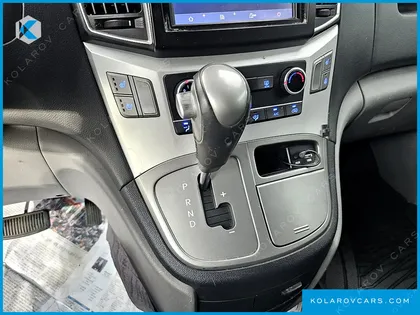 HYUNDAI STAREX 5-SEATER VAN