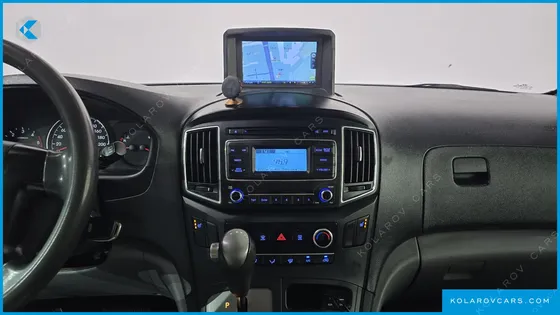 HYUNDAI STAREX 5-SEATER VAN